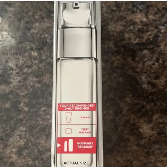 L'Oréal Paris Revitalift Bright Reveal Anti-Aging Day Cream w/ SPF 30 - Picture 2 of 4